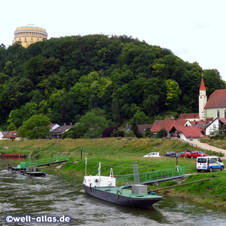 Schiffsanleger und Orgelmuseum in der ehemaligen Franziskaner-Klosterkirche unterhalb der Befreiungshalle in Kelheim