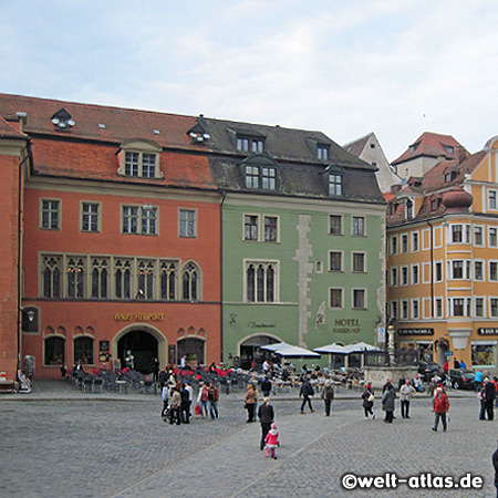 Domplatz in Regensburg, historische Altstadt, Weltkulturerbe der UNESCO 