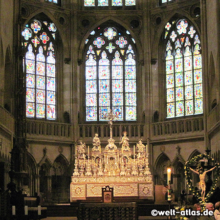 Hochaltar und Nothelfer-Fenster im Dom zu Regensburg