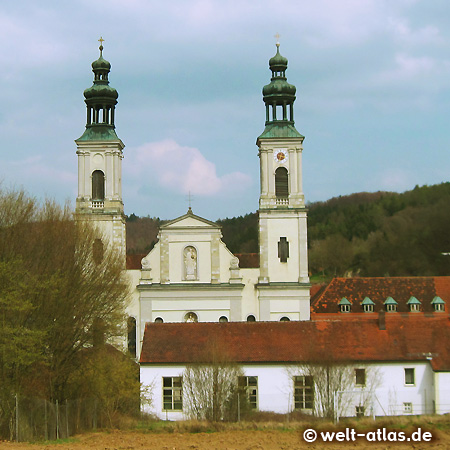 Die Türme der Barockkirche des Klosters Pielenhofen an der Naab in Bayern, Wallfahrtsort
