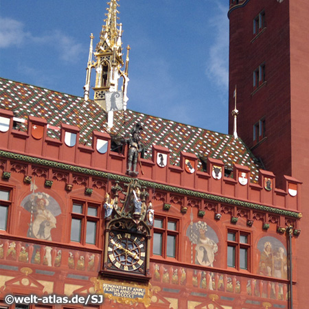 Wandmalerei und Uhr am Rathaus in Basel