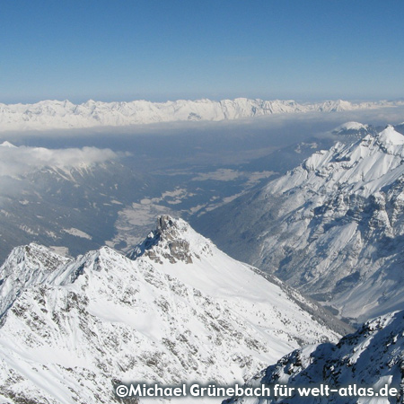 Winter in den Stubaier Alpen, Blick vom Habicht Richtung Innsbruck Foto: ©Michael Grünebach