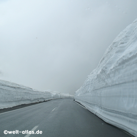 Schnee am Timmelsjoch, zwischen Österreich und Italien im Juni