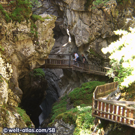 Gornerschlucht in Zermatt, spektakuläre Schlucht des Flusses Gornera mit tosendem Wasser und Wegen mit Holzstegen und Treppen