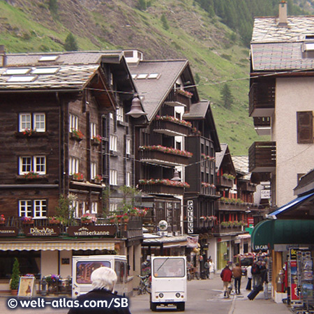 Bahnhofstrasse im autofreien Zermatt mit seinen typischen Häusern liegt im Schweizer Kanton Wallis