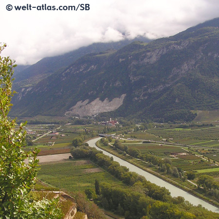 Blick in das Rhonetal von Sion aus in Richtung Sierre