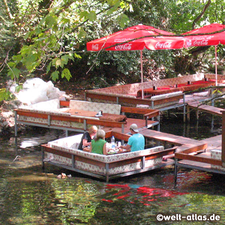 Ein Erlebnis ist die Mittagspause im Restaurant einer Forellenzucht, die Sitzplätze sind mitten im Fluss 
