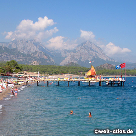 Badestrand in Kemer mit Blick auf das Taurus-Gebirge