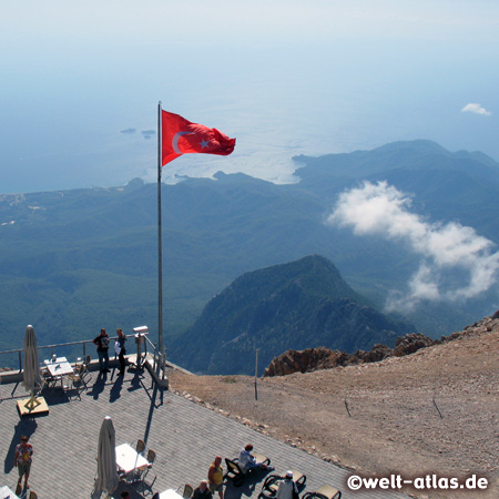 Auslick von der Terrasse des Berges Tahtali, 2.365 m  auf die Küste. Seilbahn Sea to Sky