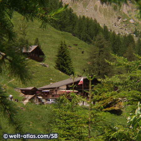 Hütten am Lac de Derborence, Bergsee im Kanton Wallis
