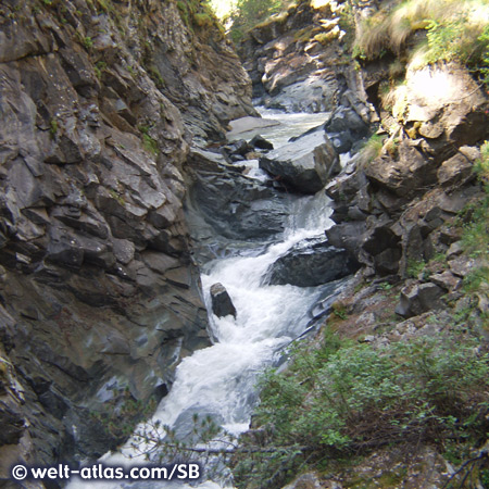 Gornerschlucht oder Gornergorge in Zermatt, spektakuläre Schlucht mit tosendem Wasser, Holzstegen und Treppen