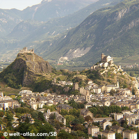 Altstadt von Sion mit Blick auf die Hügel Tourbillon (Schloßruine) und Valeria (Burg und Kirche)