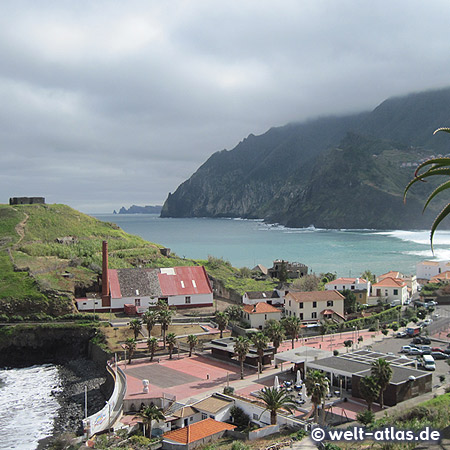 Blick auf Porto da Cruz mit einer alten Zuckerfabrik an Madeiras Nordküste