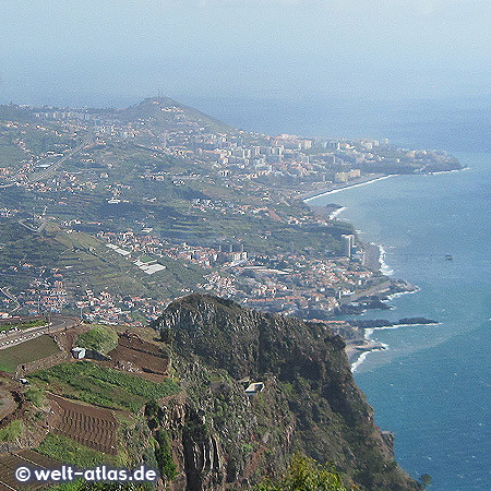 Blick von der Aussichtsplattform am Cabo Girao Richtung Câmara de Lobos und Funchal, mit fast 600 m Europas höchste Klippe
