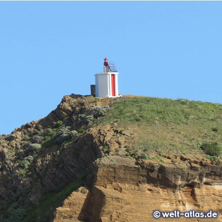Leuchtturm auf der kleinen Felsinsel Ilhéu Mole vor Porto Moniz - Position 32° 52,1′ N / 17° 09,8′ W 
