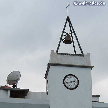 "O Relógio" ist das Gebäude der Korbwarenfabrik in Camacha, benannt ist der Bau mit Glockenturm nach der Turmuhr