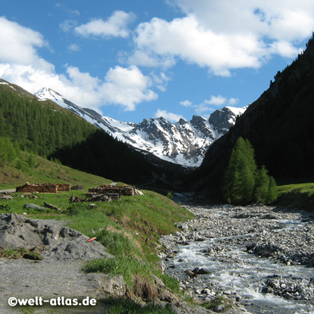 Tal in Samnaun, Samnauntal im Kanton Graubünden, schneebedeckte Berge im Hintergrund