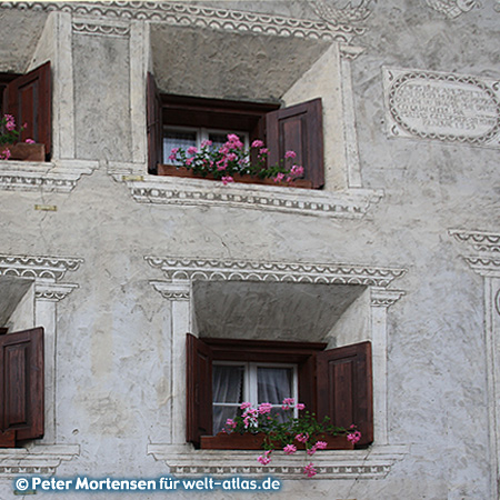 Schöne Verzierungen an den Fassaden der Häuser in Scuol/Schuls, Unterengadin in Graubünden, Schweiz