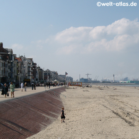 Strand vom Badeort Malo-les-Bains mit dem Leuchtturm von Dunkerque im Hintergrund