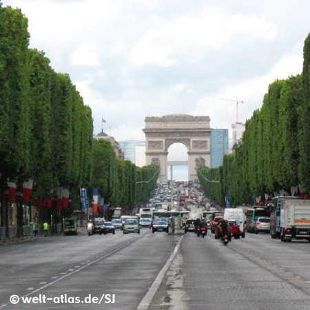Champs-Élysées mit dem Arc de Triomphe auf dem Place de l’Étoile 