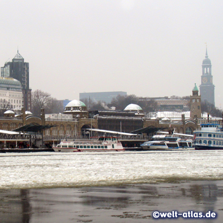 Eisiger Wintertag an den St. Pauli-Landungsbrücken, dahinter der Michel, Hamburg