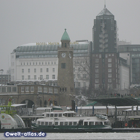 Uhrturm an den St. Pauli-Landungsbrücken, dahinter das Hotel Hafen Hamburg, Winter an der Elbe