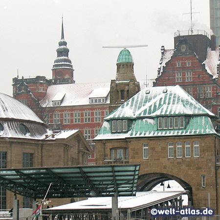 St. Pauli-Landungsbrücken, dahinter das Seewetteramt des Deutschen Wetterdienstes, das Bundesamt für Seeschifffahrt und Hydrographie (BSH)