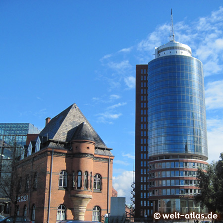 Traditionsreiche und moderne Architektur treffen in der Speicherstadt und der HafenCity aufeinander, hier die alte Wache der Hafenpolizei an der Kehrwiederspitze und gegenüber neue das Columbus Haus