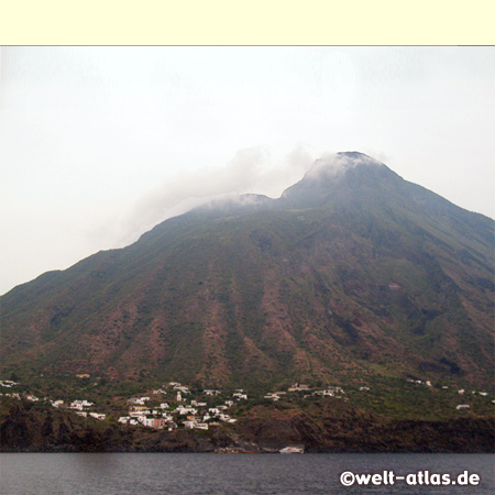 Die Insel Stromboli mit dem gleichnamigen Vulkan, der ständig aktiv ist