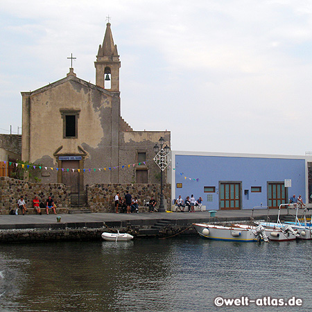 Die kleine Kirche am Hafen in Lipari