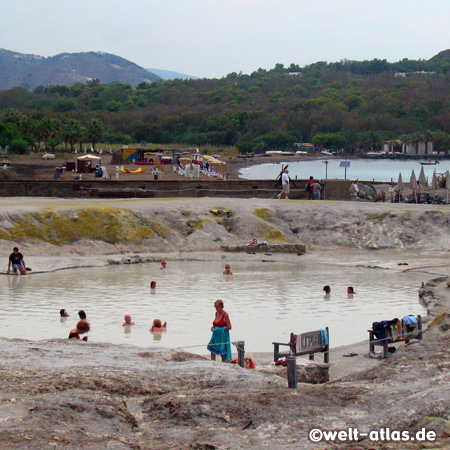 Bad im heissen Schwefelschlamm auf Vulcano, der Schwefelgeruch liegt über der ganzen Insel