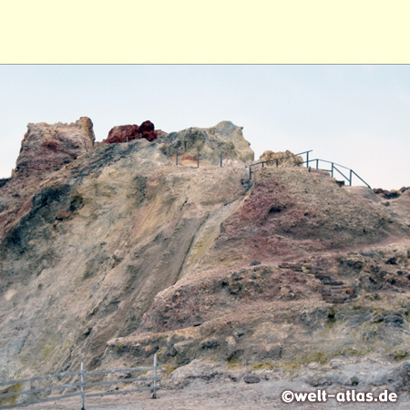 Fumaroles, sulfur-yellow rock, mud baths and sulfur odor on Vulcano