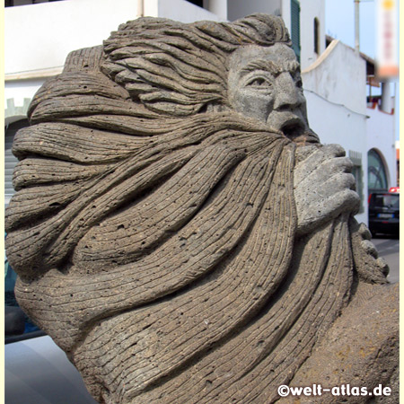 Skulptur des Windgottes Aeolus in Porto di Levante auf Vulcano