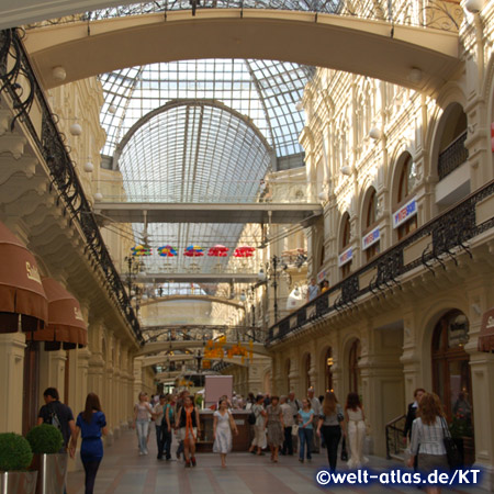Im bekannten GUM Luxus-Einkaufszentrum am Roten Platz in Moskau