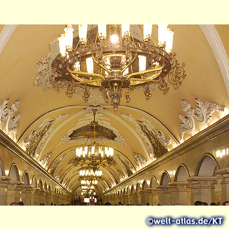 Die Stationen der Moskauer Metro sind prächtig ausgestaltet wie unterirdische Paläste, hier der Bahnhof Komsomolskaja