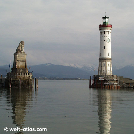 Hafeneinfahrt Lindau mit Leuchtturm und Bayerischem Löwen, Schnee auf den Bergen, Deutschlands südlichster Leuchtturm 