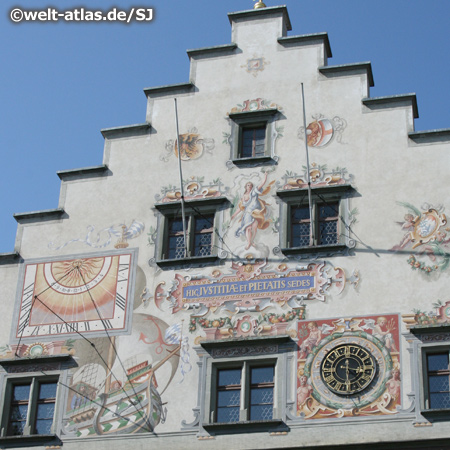 Altes Rathaus in Lindau im Renaissance-Stil mit Treppengiebel und schöner Malerei