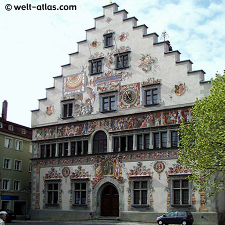 Das Rathaus von Lindau mit Treppengiebel und reich geschmückter Fassade