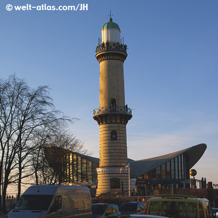 Leuchtturm Warnemünde und "Teepott"Position: 54° 10,9′ N, 12° 05,2′ E