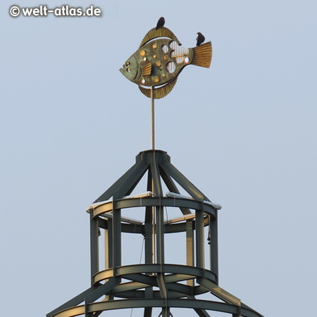 Vögel auf einer Wetterfahne mit Scholle am Hamburger Fischmarkt, Elbe, Hamburg