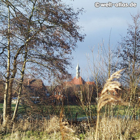 Blick auf die Kirche St. Bartholomäus. Wesselburen ist Geburtsort von Friedrich Hebbel und Jill Sander 