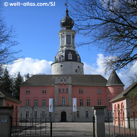 Schloß mit Turm und Zaun in Jever