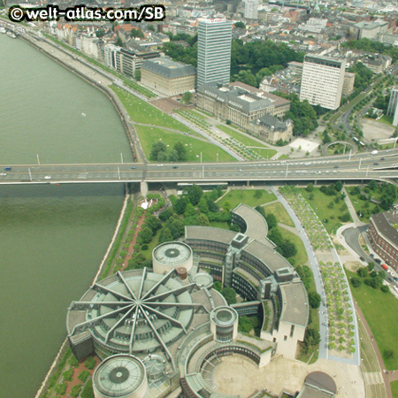 Blick von Düsseldorfer Rheinturm aufLandtag des Landes NRW und Rheinuferpromenade