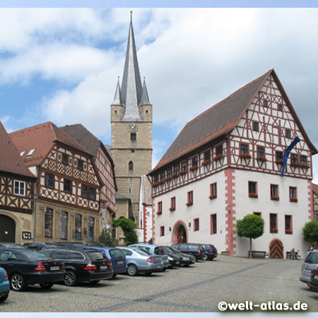 Fachwerkhäuser am Marktplatz von Zeil am Main, rechts das Rathaus im Hintergrund die Pfarrkirche St. Michael