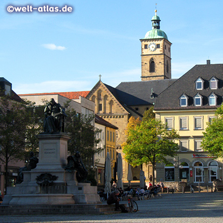 Rückert-Denkmal auf dem Marktplatz von Schweinfurt, dahinter die St. Johannis-Kirche