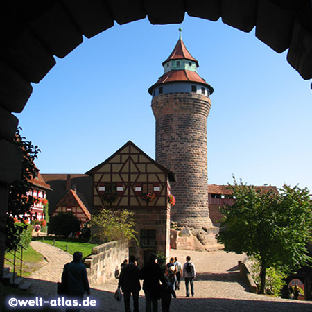 Blick vom Tor der Kernburg zum Bergfried, Sinwellturm und dem Brunnenhaus, der Tiefe Brunnen