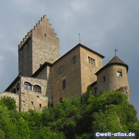 Die mittelalterliche Burg hoch über dem Ort Kipfenberg im Altmühltal