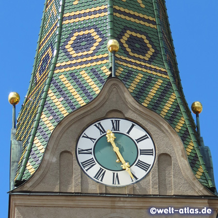 Schöne Uhr und farbige Ziegel am Turm der Kirche St. Walburga in Beilngries
