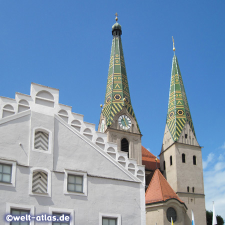 Treppengiebel am Kaiserbeckhaus und Türme der Stadtpfarrkirche St. Walburga von Beilngries im Naturpark Altmühltal