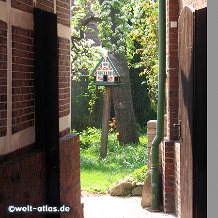 Vogelhäuschen im Fachwerkstil in Estebrügge